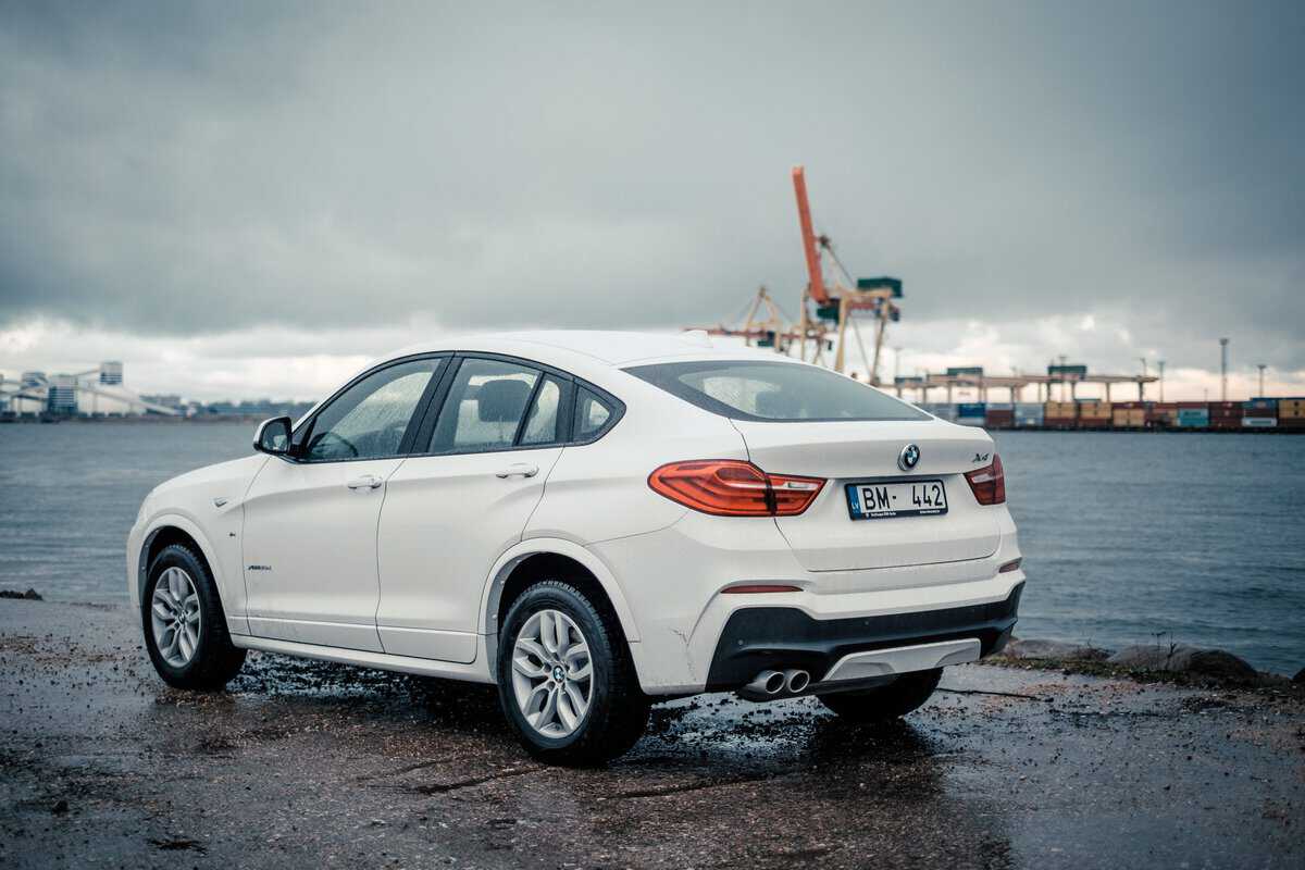 zwiększone zużycie paliwa w X4 białe BMW F26 w porcie